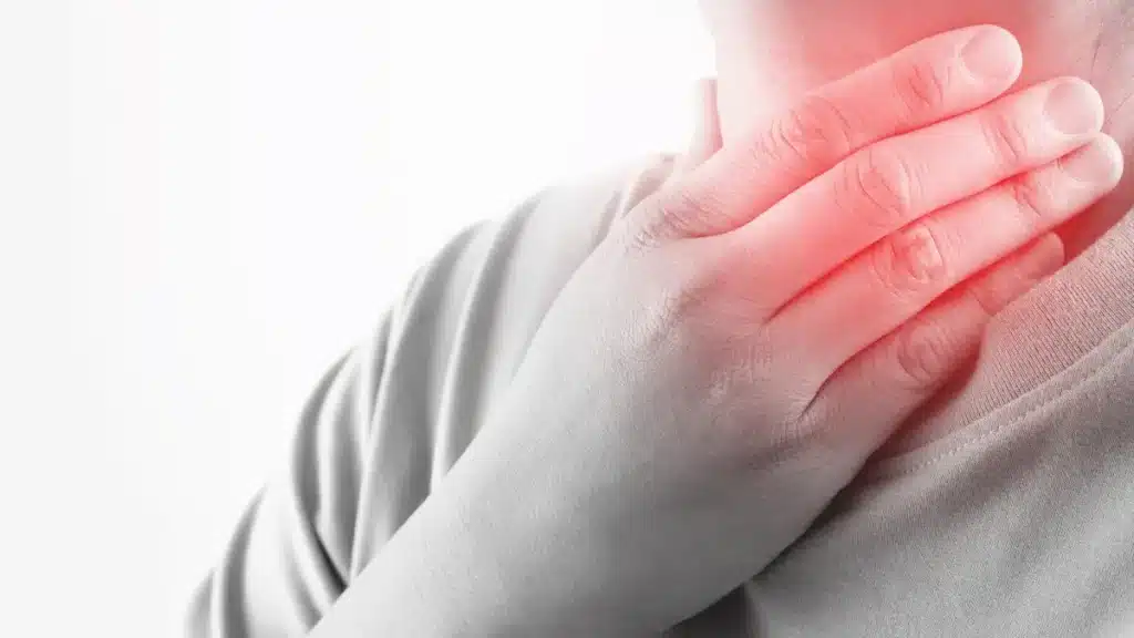 Como tratar garganta irritada pelo refluxo
